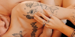 Nackte Haur mit Tattoos im Bett als Symbol fuer koerperliche Vielfalt