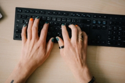 Haende auf Laptop als Symbol fuer Beratung