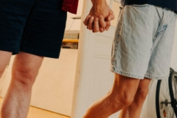 Schwules Paar laeuft Hand in Hand ins Schlafzimmer