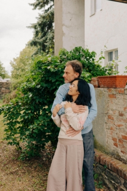 Frau und Mann umarmen sich vor dem gemeinsamen zuhause