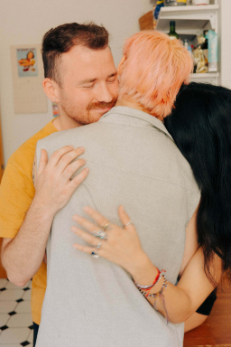 Mann umarmt seinen Partner