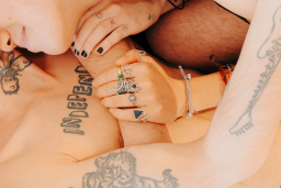 Nackte Haut im Bett als Symbol fuer Sexualitaet