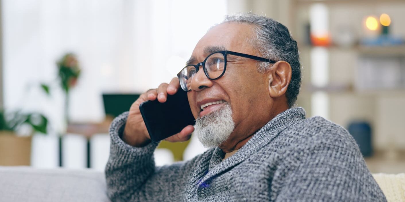 Älterer_Mann_bei_einer_Telefonberatung_von_s.a.m_health